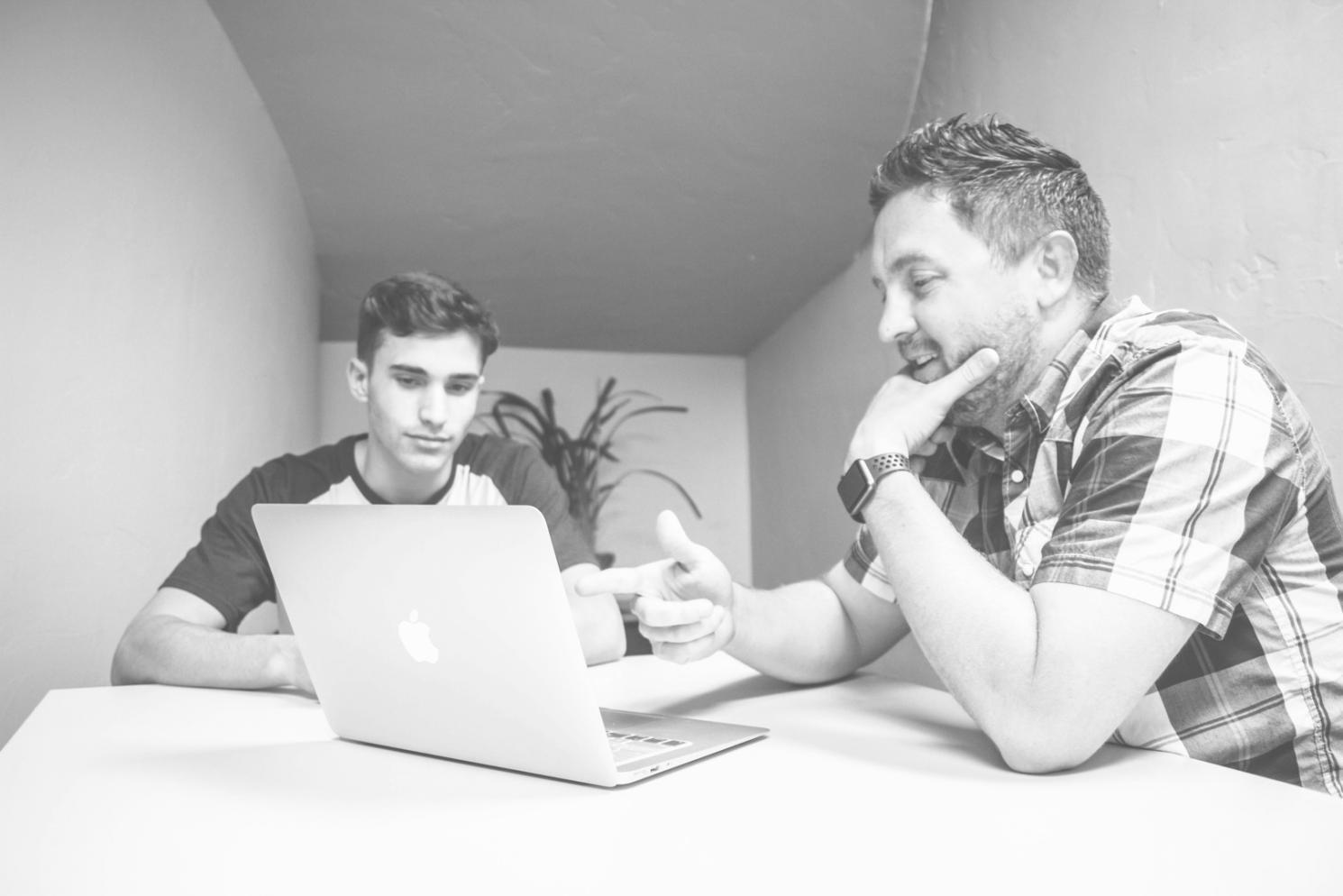 Análisis detallado de datos SEO en pantalla